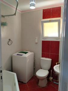 アインソフナにあるاكواريوسのトイレと洗面台のある小さなバスルーム