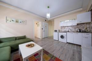 Kuchyň nebo kuchyňský kout v ubytování White Rose Apart + 26 fotografií