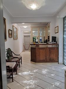 ein Wohnzimmer mit einer Theke, einem Tisch und Stühlen in der Unterkunft Villa Velzon Guesthouse in Budva