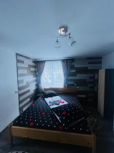 a bedroom with a bed with a wooden headboard at Casa Ovidiu in Pojorâta