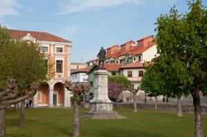 a statue in a park with buildings in the background at Casa Montse-Izquierda in Colombres