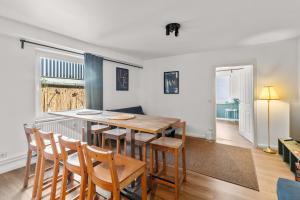 a kitchen and dining room with a table and chairs at Grosses City Apartment mit Terasse in Hamburg