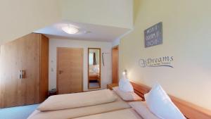 Postel nebo postele na pokoji v ubytování Hotel - Restaurant - Sonnblick