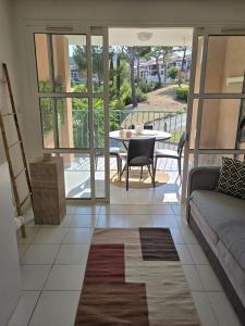 un salon avec un canapé et une table dans l'établissement Satine Beige, à La Celle-sous-Gouzon