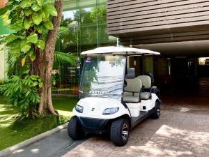 een golfkar geparkeerd voor een huis bij Executive Suite 2 Beds Nana BTS 5 mins in Bangkok