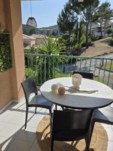 une table et des chaises sur une terrasse avec vue dans l'établissement Satine Beige, à La Celle-sous-Gouzon