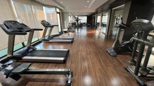 een sportschool met verschillende loopbanden en crosstrainers bij Executive Suite 2 Beds Nana BTS 5 mins in Bangkok