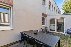 a patio with a wooden table and chairs at Grosses City Apartment mit Terasse in Hamburg