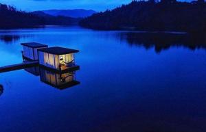 una casa in mezzo a un lago di notte di Hotel Pietrasanta a Guatapé