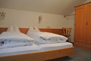 ゲルロスにあるHaus Lärchenbrunnのベッドルーム1室(ベッド2台、白い枕付)
