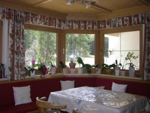 Ein Restaurant oder anderes Speiselokal in der Unterkunft Haus Lärchenbrunn 