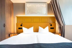 Postel nebo postele na pokoji v ubytování SEETELHOTEL Ostseehotel das Entdeckerhotel an der Ostsee und der perfekte Startpunkt für Ihre Inselabenteuer