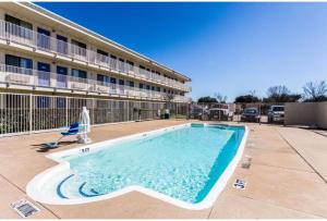 Bazén v ubytování Motel 6-Garland, TX - Dallas nebo v jeho okolí