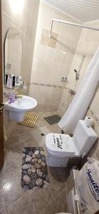 ein Badezimmer mit Toilette und Waschbecken in der Unterkunft New 3Room Maisonette Apartment in Sunny Day 3 Sunny Beach in Sonnenstrand