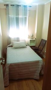 Posteľ alebo postele v izbe v ubytovaní Habitaciones en Apartamento compartido DELICIAS ROOM Cerca del Mar, Aeropuerto, Ave y Metro