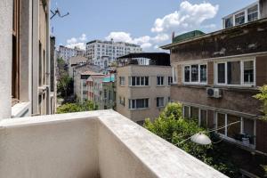 une vue depuis le balcon d'un immeuble dans l'établissement Chic 2br Retreat House - Heart Of Cihangir! #394, à Istanbul