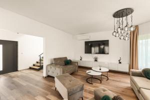 una sala de estar con un sofá y una mesa en Villa Renči, en Buje