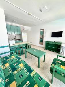 Televízia a/alebo spoločenská miestnosť v ubytovaní Apartamentos Florida Gran Canaria Adults Only