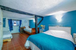 CléguérecにあるGites Les Hibouxの青いベッドルーム(ベッド1台、鏡付) +74枚の写真