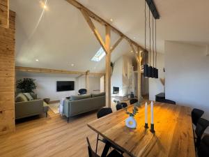 a living room with a wooden table and a couch at Des Alpes Sky Apartment in Beatenberg