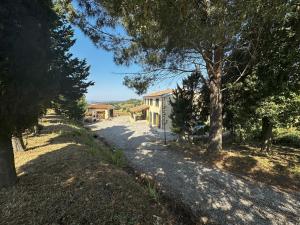 ein Haus mitten auf einer unbefestigten Straße in der Unterkunft Villa La Cava in Riparbella