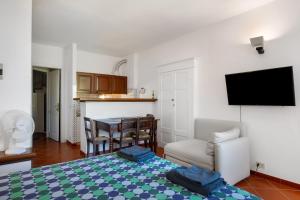 Una sala de estar con una cama, un sofá y una mesa. en Casestate Manarola, en Manarola