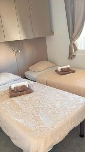 een kamer met drie bedden in een kamer bij Mobile Enelia sun house in Sveti Petar