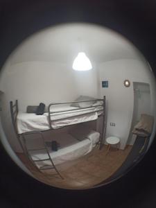 Habitación con 2 literas y espejo. en Casa El Patio en Ronda, en Ronda