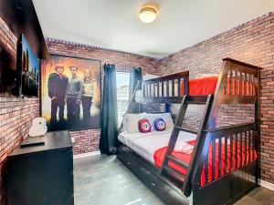 Schlafzimmer mit Etagenbett und Ziegelwand in der Unterkunft Lovely 3BR Villa - Bella Vida Resort - Pool & BBQ! in Kissimmee