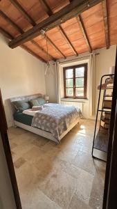 ein Schlafzimmer mit einem Bett und einer Holzdecke in der Unterkunft Villa La Cava in Riparbella