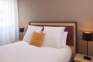 Zenitude Hôtel-Résidences Perpignan客房内的一张或多张床位