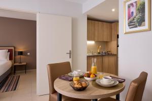 Zenitude Hôtel-Résidences Perpignan客房内的一张或多张床位