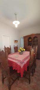a dining room with a table with flowers on it at Casa 420 in Diamantina