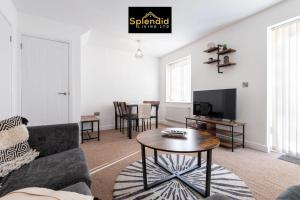 a living room with a couch and a table at Parking - Spacious - Smart TV - Self CheckIn - Garden - King in Derby