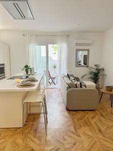 una sala de estar con un sofá y una mesa en Casa Bella Suites - A stunning new entire apartment in an central location, Close to the beach, en Fuengirola