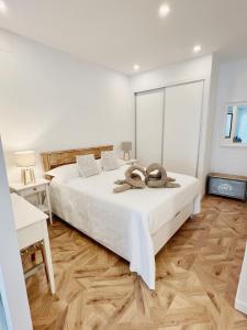 Ένα ή περισσότερα κρεβάτια σε δωμάτιο στο Casa Bella Suites - A stunning new entire apartment in an central location, Close to the beach