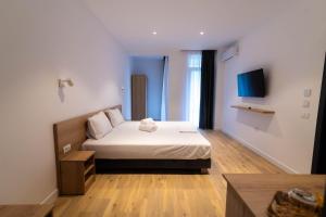 a bedroom with a bed and a television in it at Rosiem Boutique in Techirghiol