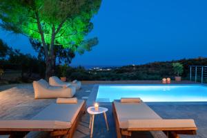 una villa con piscina di notte di Olive Βay Villa a Tragaki Altre 31 foto