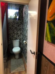 - Baño con aseo en una habitación en Piso para pareja, en Barcelona