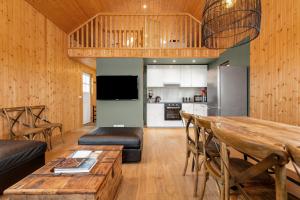 TV a/nebo společenská místnost v ubytování Ocean Break Cabins