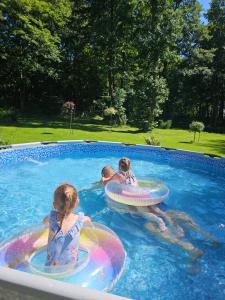 three children are playing in a swimming pool at Mrowisko in Masłowice