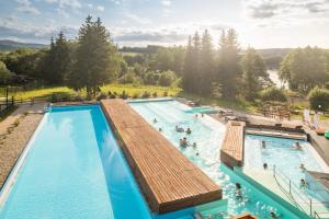 una vista sull'alto di una grande piscina con persone di Wellness Hotel Frymburk a Frymburk
