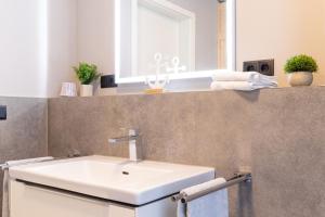 Ένα μπάνιο στο BeltBlick 20 - Moderne Ferienwohnung direkt an der Ostsee mit Meerblick & Sauna! +17 φωτογραφίες