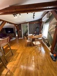 a dining room with a table and chairs in a room at Apartament Wojciecha 9B 4 - Gdynia Śródmieście 70m2 Górne in Gdynia