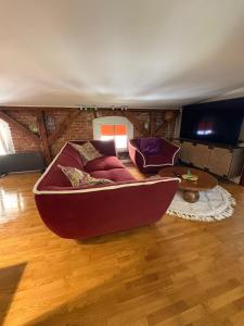 a living room with a large couch and a table at Apartament Wojciecha 9B 4 - Gdynia Śródmieście 70m2 Górne in Gdynia