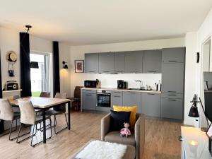 Kuchyň nebo kuchyňský kout v ubytování Vinkennest am Diemelsee - Sonnenweg 44 - Kinderfreundliche Ferienwohnung mit Sauna, Terrasse, Garten und Seeblick! Bitte den gewünschten Zeitraum trotz fehlender Preise im Kalender auswählen!
