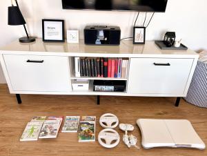 TV a/nebo společenská místnost v ubytování Vinkennest am Diemelsee - Sonnenweg 44 - Kinderfreundliche Ferienwohnung mit Sauna, Terrasse, Garten und Seeblick! Bitte den gewünschten Zeitraum trotz fehlender Preise im Kalender auswählen!