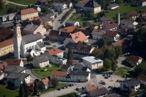 een luchtzicht op een stad met een kerk bij Landhotel Gasthof Bauböck in Andorf