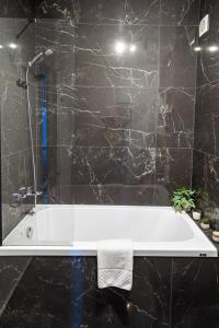 Koupelna v ubytování Sky Retreat Studio Baile Felix with Parking + 50 fotografií