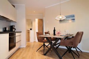 Nhà bếp/bếp nhỏ tại Sielhuus 5, Ferienwohnung mit Sauna in Fedderwardersiel +24 ảnh